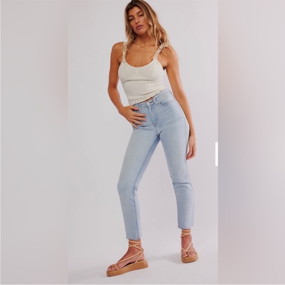 4032. We the Free Crvy High-Rise Vintage Straight Jeans - Picture 3 of 4